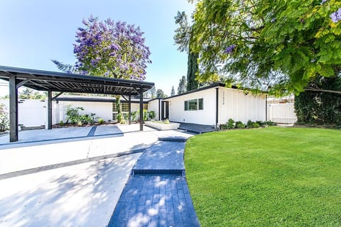 NEW Luxury Modern 4 Bed + Pool | 30+ Night Stay image 1