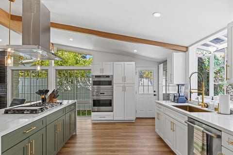 NEW Luxury Modern 4 Bed + Pool | 30+ Night Stay image 5