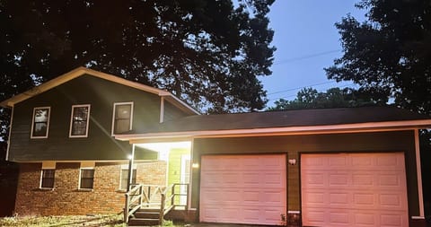 Entire 3BR Home |Free Parking | 20m to ATL Airport image 3