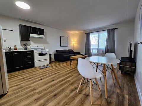 THE DINI | Bright Top-Floor 2BR + Parking image 3