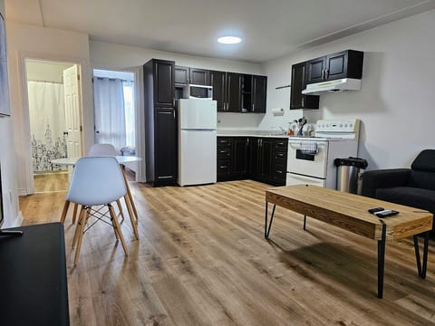 THE DINI | Bright Top-Floor 2BR + Parking image 5