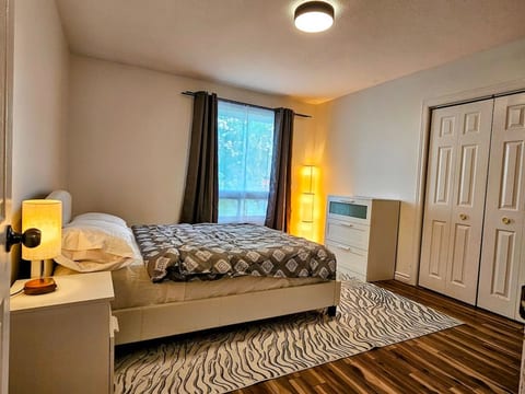 THE DINI | Bright Top-Floor 2BR + Parking image 1