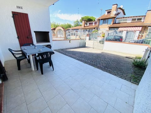 Moderne Villa mit Terrasse, Grill, Privatgarten