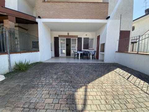 Moderne Villa mit Terrasse, Grill, Privatgarten