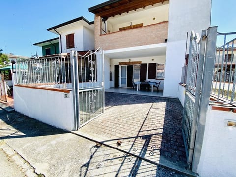 Moderne Villa mit Terrasse, Grill, Privatgarten