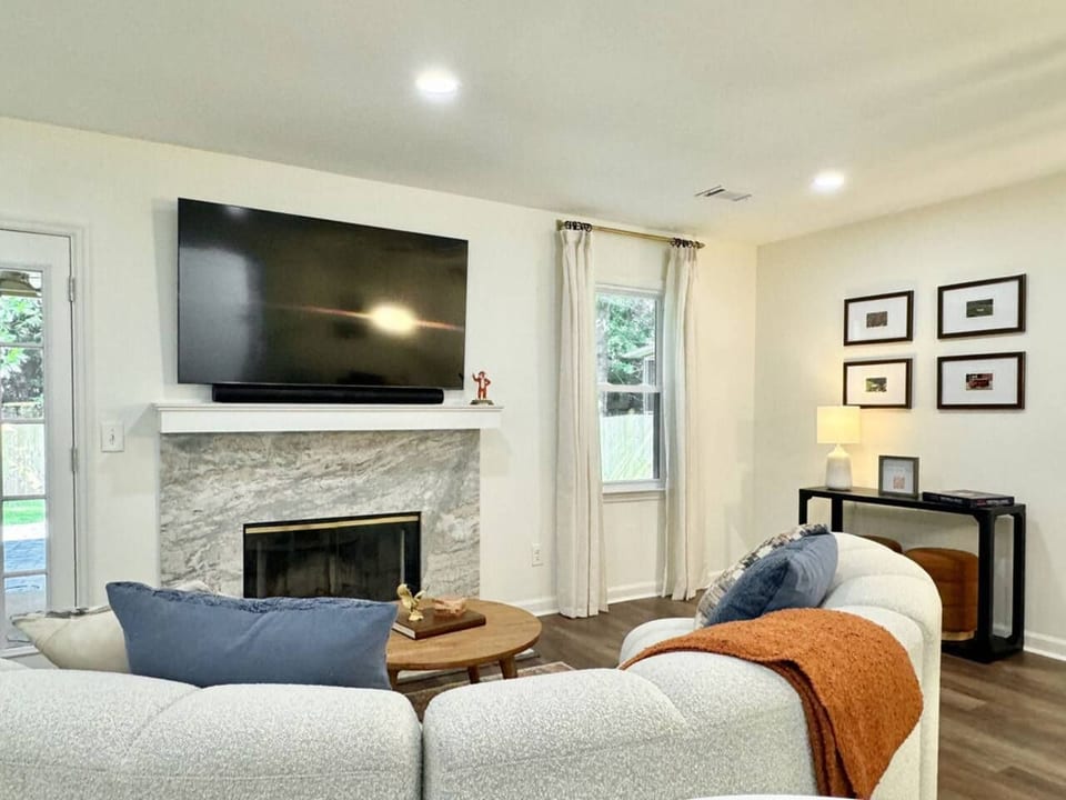 Aubie's Abode-walkable to downtown Auburn & campus - Holiday Home - Auburn
