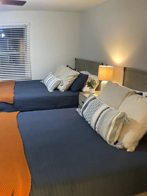 Aubie's Hangout - Walk to Downtown & Campus! - Holiday Home