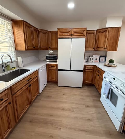 Aubie's Hangout - Walk to Downtown & Campus! - Holiday Home