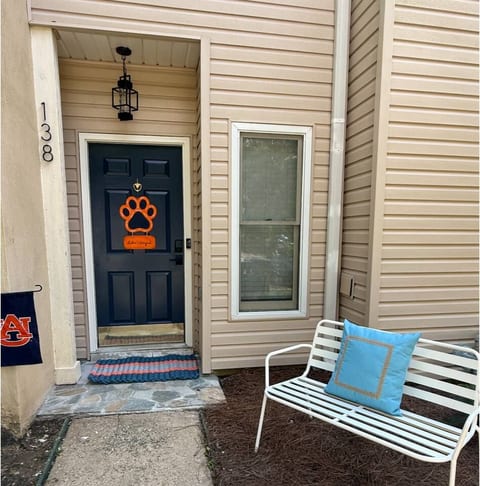 Aubie's Hangout - Walk to Downtown & Campus! - Holiday Home
