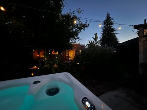 Adorable Cottage in Garden Oasis with Hot Tub
