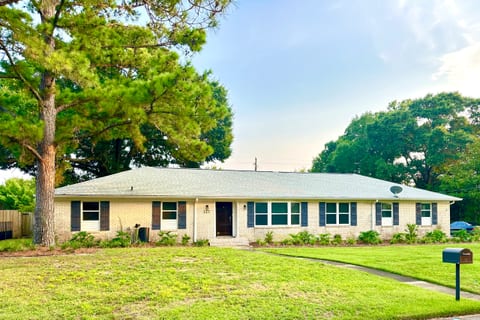 Prime Gulf Breeze House with Saltwater Pool