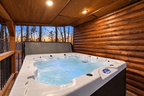 Rustic Wooded Cabin Oversized Hot tub