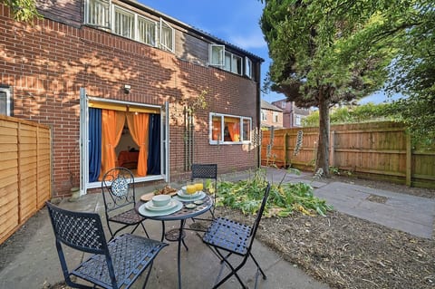 Modern 2-Bed Near QMC with Garden & Free parking image 4
