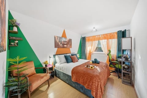 Modern 2-Bed Near QMC with Garden & Free parking image 3