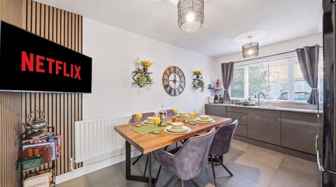 Modern 2-Bed Near QMC with Garden & Free parking image 2
