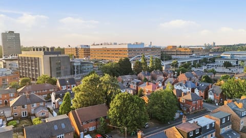 Just a 5-minute walk from Queen's Medical Centre. Ideal for hospital staff, medical students, work placements, patients, visitors, and professionals relocating for work. Thoughtfully equipped for short and long stays, with a comfortable workspace