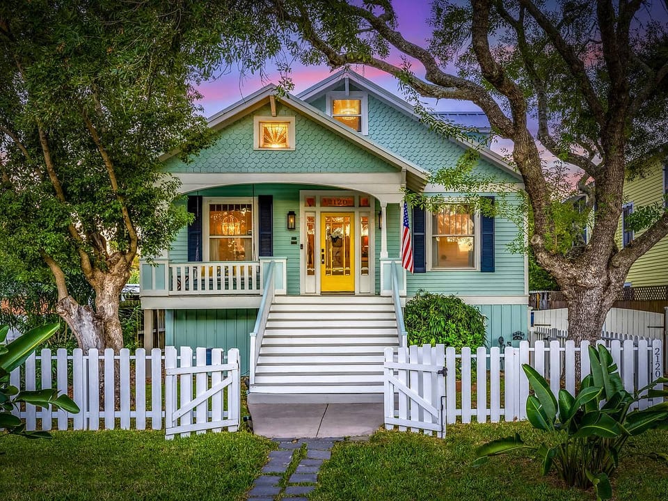 Summerwind: Pool, Firepit & 3 Blocks to Beach! - Galveston
