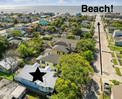 Just 3 short blocks to the beach or The Spot restaurant!
