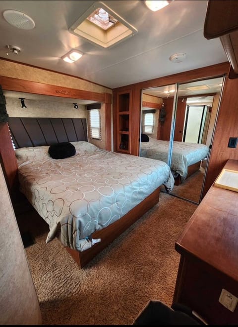 Couple's Camper/RV rental image 4