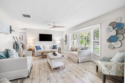 Twin Oaks | Pool, Tiki Bar, Fire Pit | 5 Min Beach