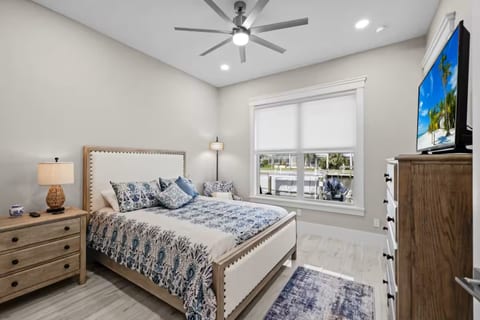 Coral Breeze- 4BR w Pool & Hottub