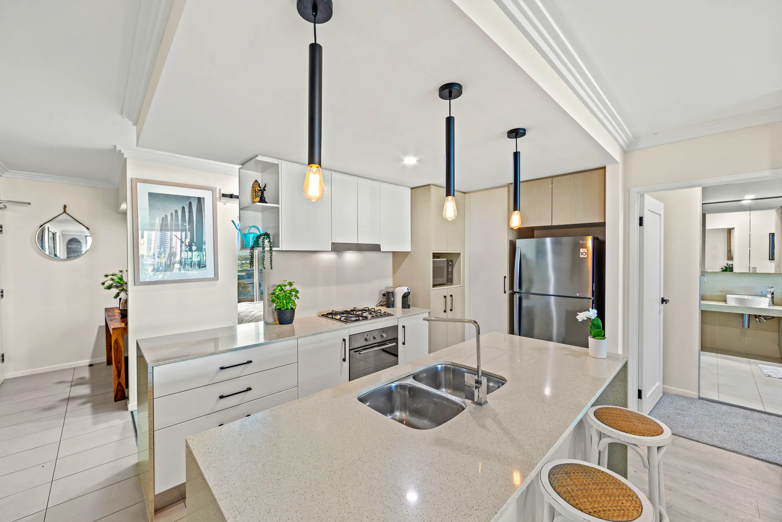 Modern 3 Bedroom 2 Bath Apartment Chevron Island