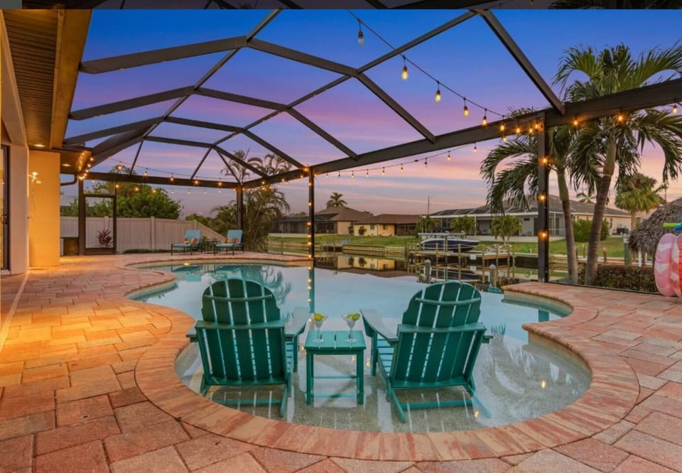 Villa Cheaper Than Therapy | Waterfront Pool Oasis - Cape Coral