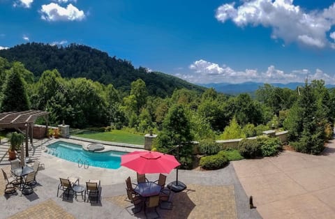 Private pool with stunning mountain views