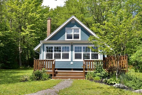 Lakefront Retreat - Idyle Acre - East Lake NS
