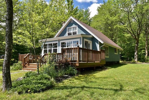 Lakefront Retreat - Idyle Acre - East Lake NS