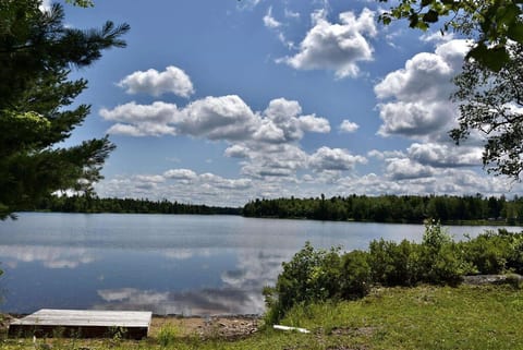 Lakefront Retreat - Idyle Acre - East Lake NS