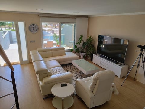 BEACHFRONT LIVING ROOM WITH 75"TV AND ELECTRIC RELAXATION SOFA