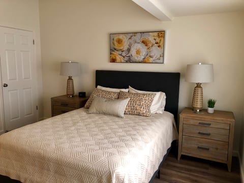 Second bedroom queen bed