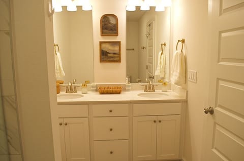 Family Friendly - 2 King Suites - Bay & Beach image 3