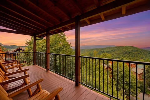 6BDR Cabin ~ Heated Pool l Arcade Games l Theater