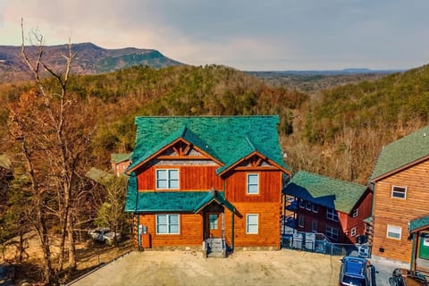 6BDR Cabin ~ Heated Pool l Arcade Games l Theater