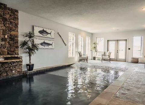 6BDR Cabin ~ Heated Pool l Arcade Games l Theater
