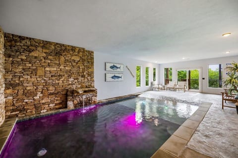 6BDR Cabin ~ Heated Pool l Arcade Games l Theater