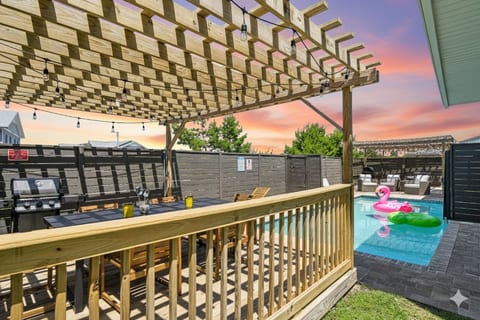 Luxury Retreat with Private Pool l Sleeps 28