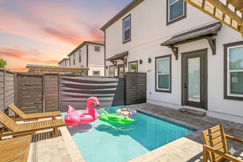 Luxury 5-Bedroom Duplex with Pool
