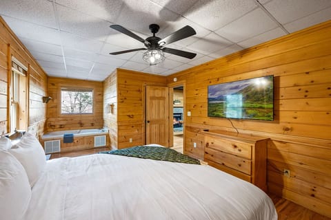 4-Bedroom Retreat with Hot Tub