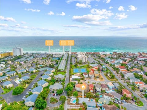 Spacious 3 Bed Home with Pool in Destin