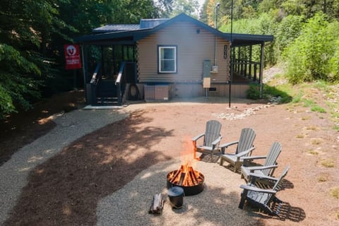 Rustic 2BR Farm Cabin: Hot Tub, Animals & Hiking