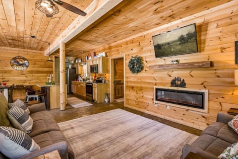 3BR Modern Farmhouse l Heated Pool, HotTub, Trails