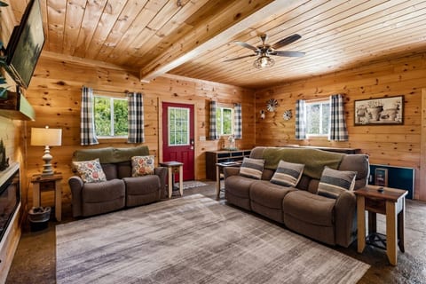 3BR Modern Farmhouse l Heated Pool, HotTub, Trails