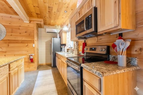 5BDR Modern Farm Compound: Pool, Hot Tubs, Trails
