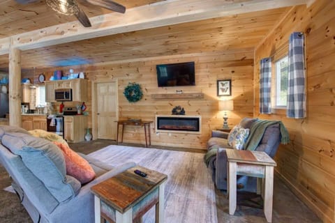 5BDR Modern Farm Compound: Pool, Hot Tubs, Trails
