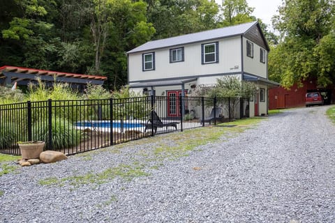 5BDR Modern Farm Compound: Pool, Hot Tubs, Trails