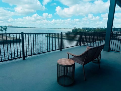 New Modern Lakeview Townhome | Near NASA & Kemah