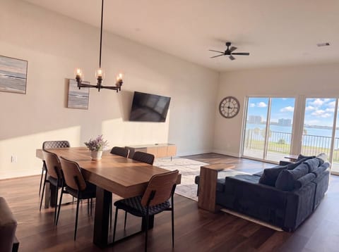 Luxurious Lakefront Retreat at NASA Space & Kemah